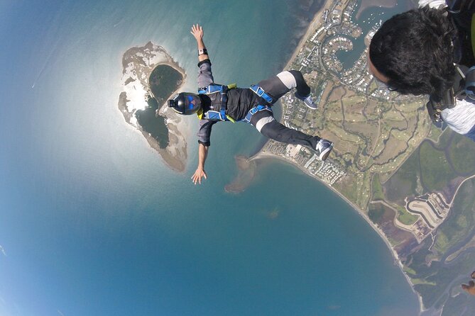 Extreme 12000ft Tandem Jump (45 seconds free fall) - Who should book this Fiji jump?