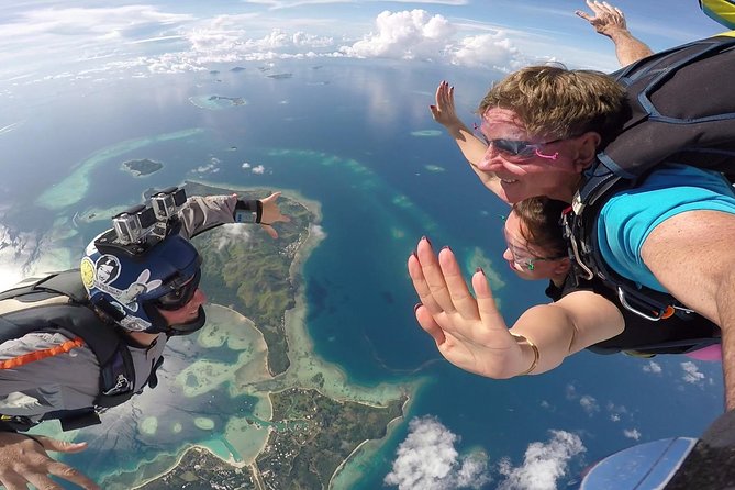 Skydive Fiji Radical 10000ft Tandem Jump (30 seconds free fall) - Photos and video: useful, but expensive extras