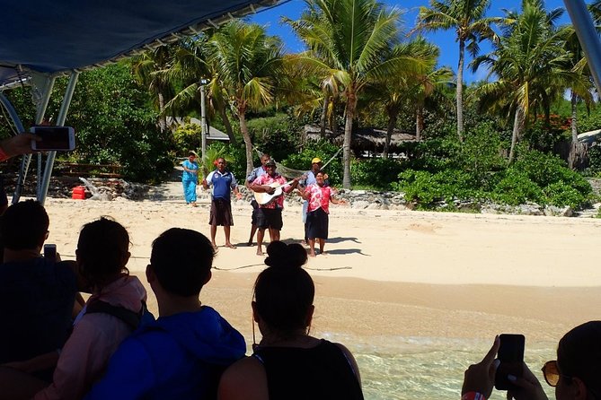 Ultimate Encounter Snorkel with Sharks in Fiji - The safety briefing and water conditions